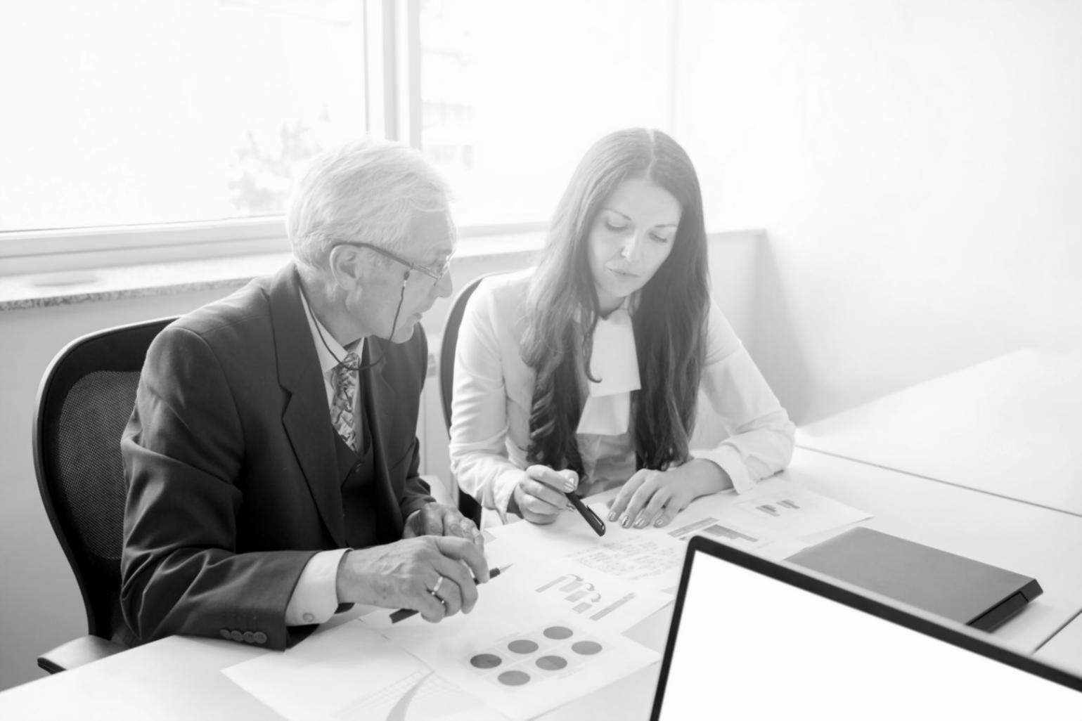 Profesionales de finanzas trabajando en equipo