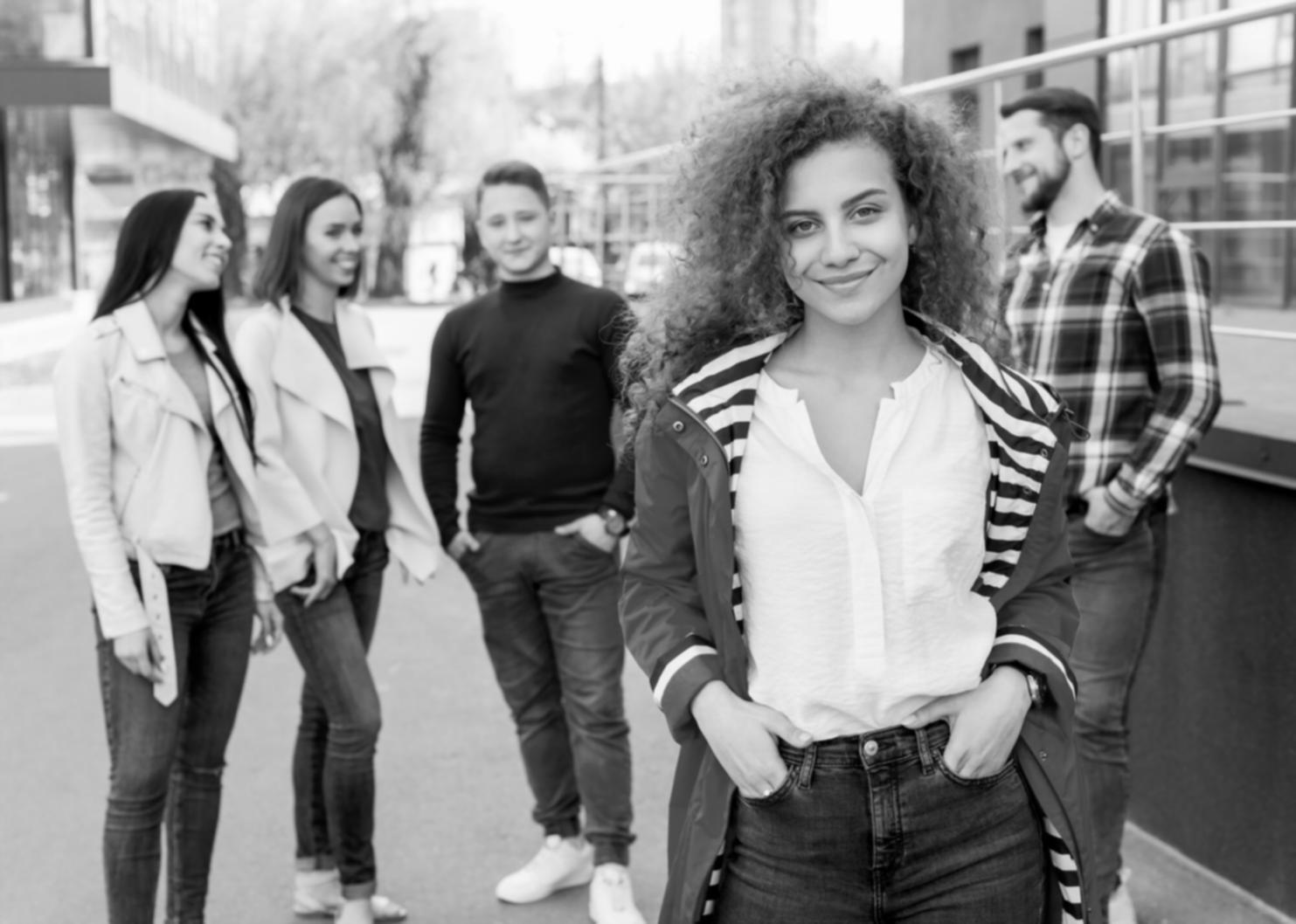 Equipo de analistas trabajando en modelos financieros